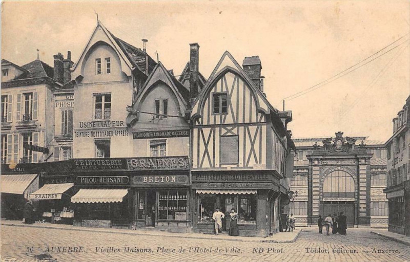 Carte postale ancienne Auxerre Vieilles Maisons Place De L'Hotel De Ville à Auxerre