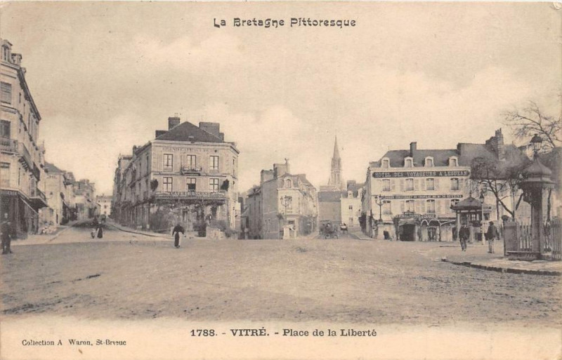 Carte postale ancienne Vitre Place De La Liberte à Vitré