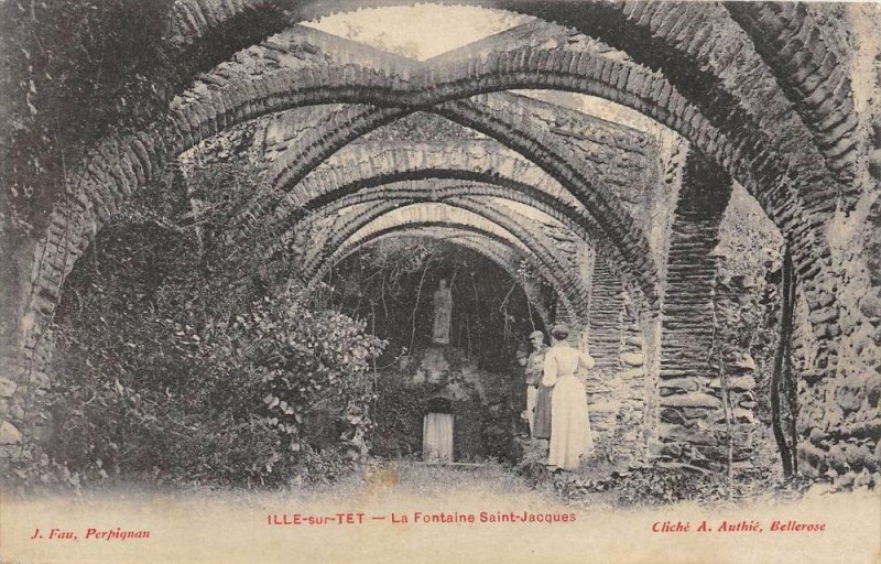 Carte postale ancienne Ille Sur Tet La Fontaine Saint Jacques à Ur