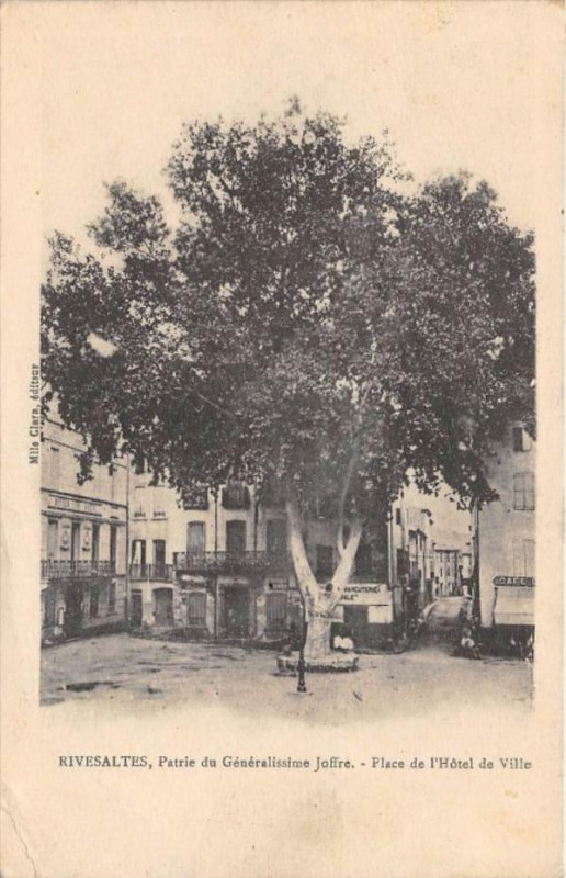 Carte postale ancienne Rivesaltes Place De L'Hotel De Ville à Rivesaltes