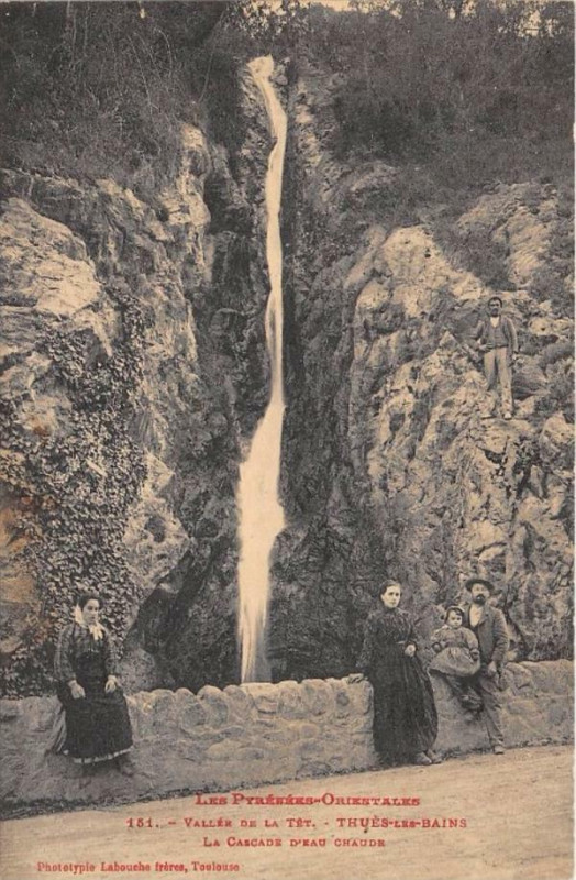 Carte postale ancienne Vallee De La Tet Thues La Cascade D'Eau Chaude