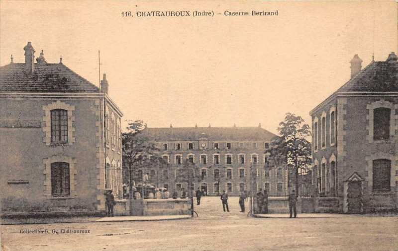 Carte postale ancienne Chateauroux Caserne Bertrand à Châteauroux