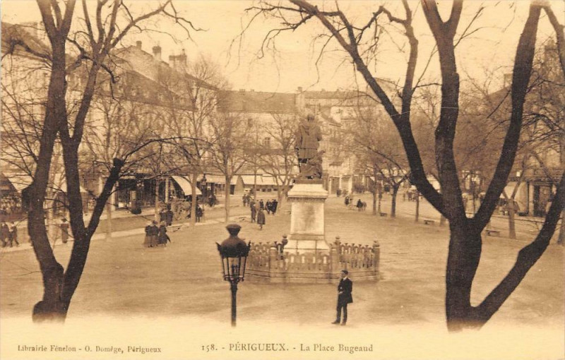 Carte postale ancienne Perigueux La Place Bugeaud à Périgueux