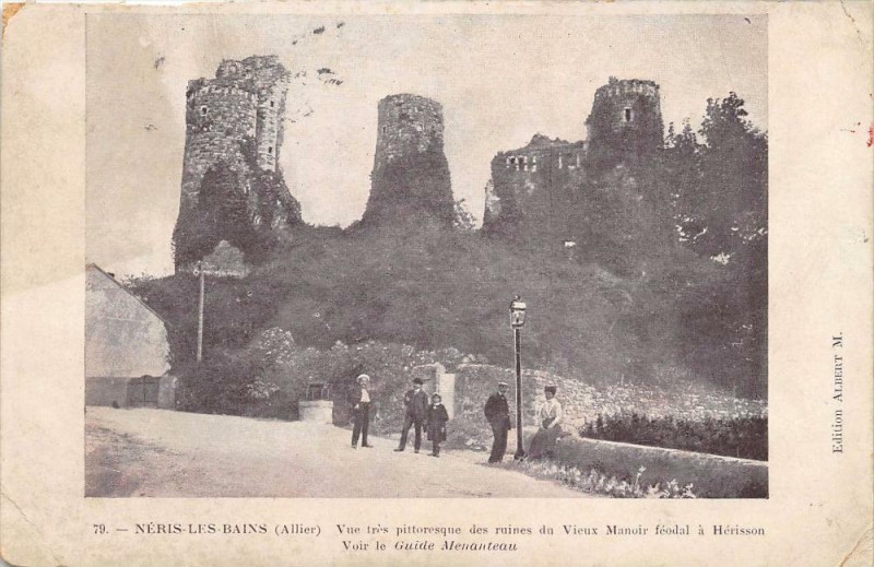 Carte postale ancienne Neris Vue Tres Pitoresque Des Ruines Du Vieux Manoir Feodal A Herisson à Hérisson
