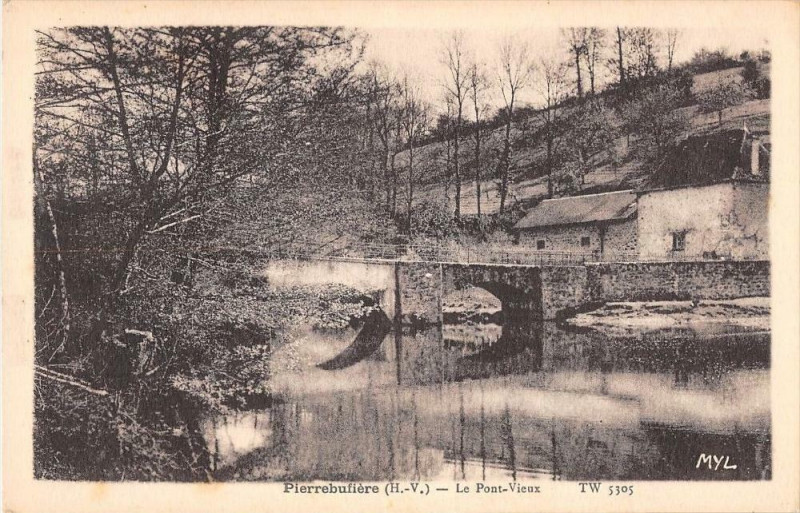 Carte postale ancienne Pierrebuffiere Le Pont Vieux
