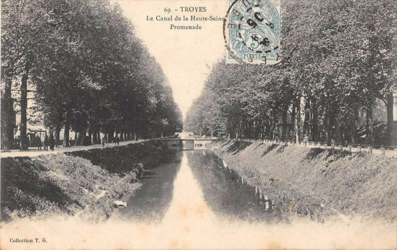 Carte postale ancienne Troyes Le Canal De La Haute La Seine Promenade à Troyes