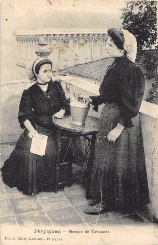 Carte postale ancienne Perpignan Groupe De Catalanes à Perpignan
