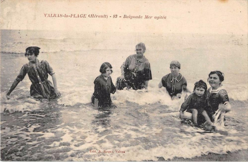 Carte postale ancienne Valras Baignade A Mer Agitee