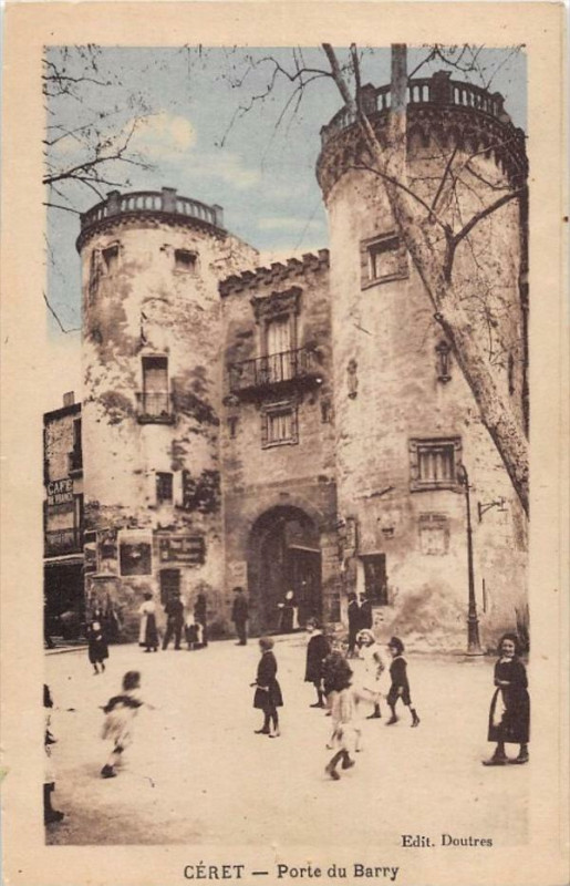 Carte postale ancienne Ceret Porte Du Barry à Céret