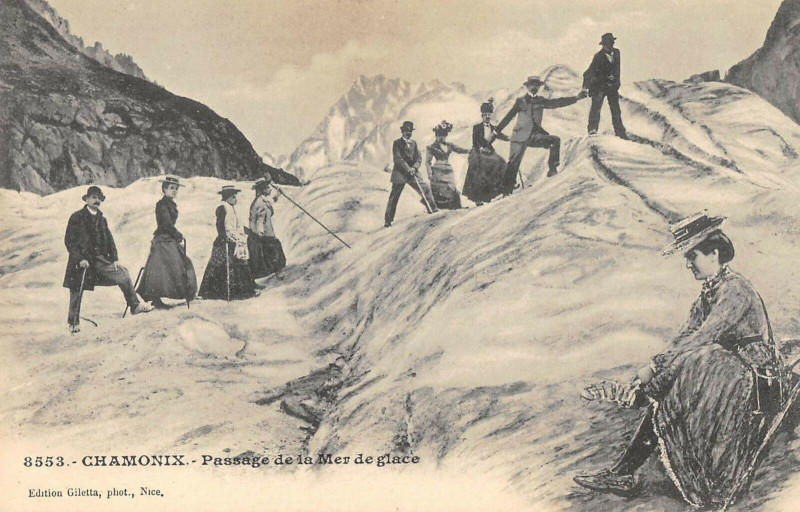 Carte postale ancienne Chamonix Le Passage De La Mer De Glace