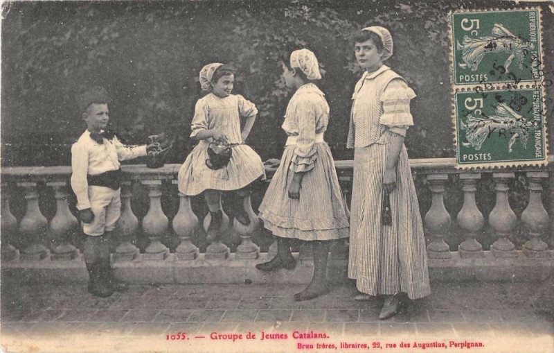 Carte postale ancienne Groupe De Jeunes Catalans