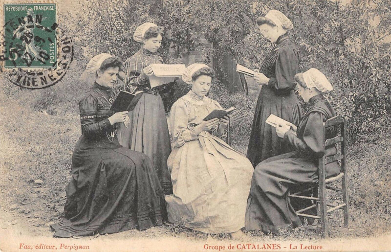 Carte postale ancienne Groupe De Catalanes La Lecture à Ur