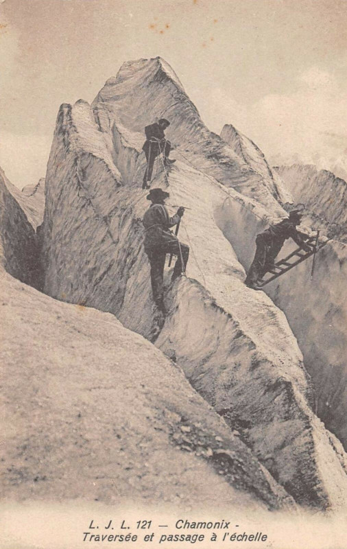 Carte postale ancienne Chamonix Traversee Et Passage A L'Echelle à Vers