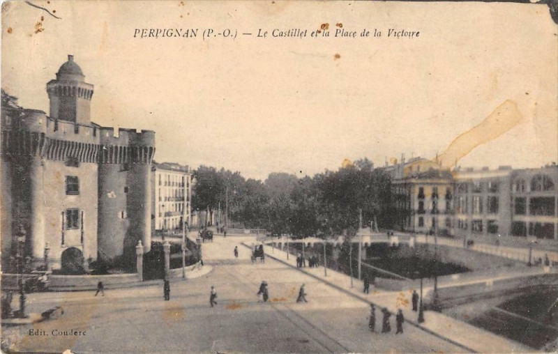 Carte postale ancienne Perpignan Le Castillet Et La Place De La Victoire à Perpignan