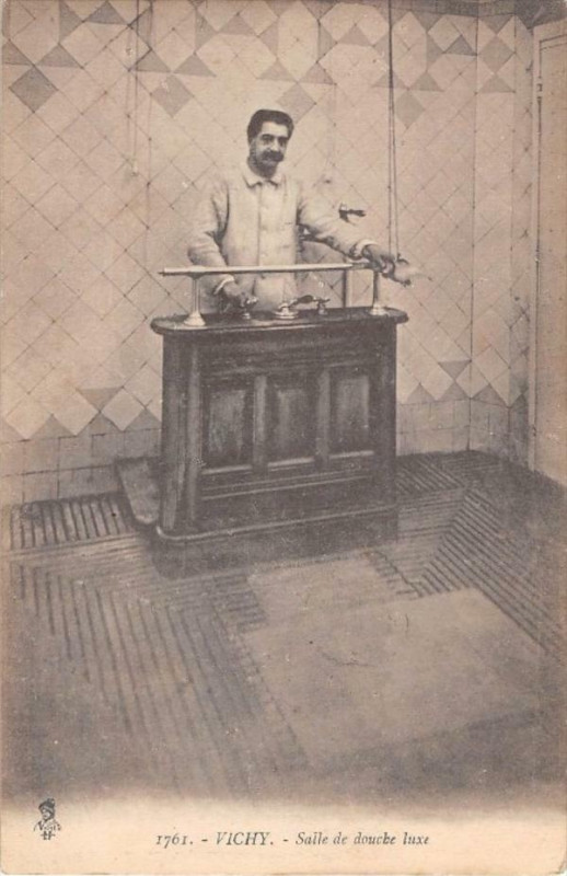 Carte postale ancienne Vichy Salle De Douche Luxe à Vichy