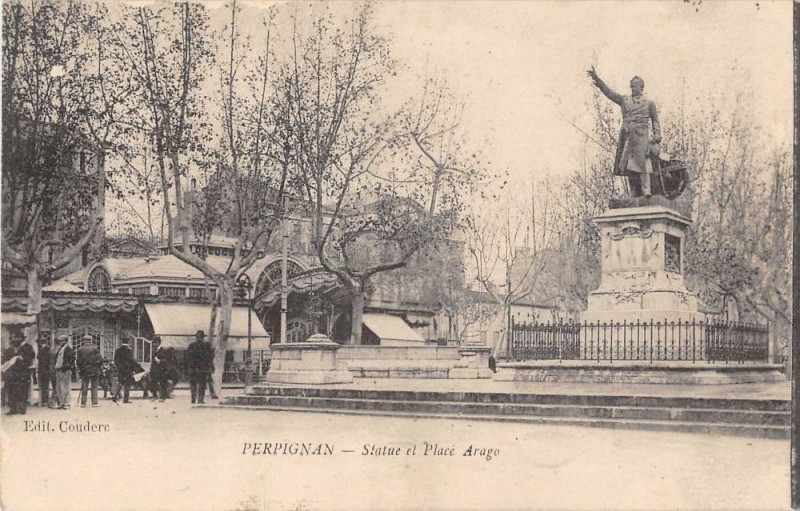 Carte postale ancienne Perpignan Statue Et Place Arago à Perpignan