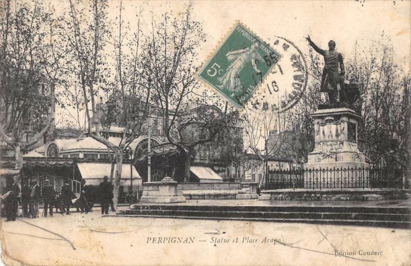Carte postale ancienne Perpignan Statue Et Place Arago à Perpignan