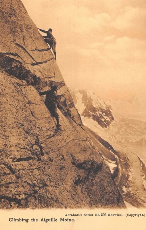 Carte postale ancienne Climbing The Aiguille Moine