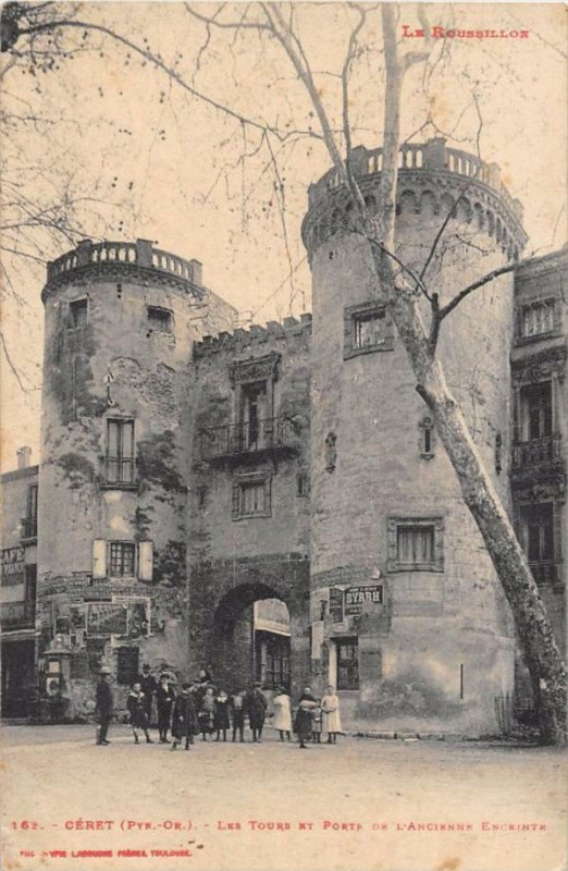 Carte postale ancienne Ceret Les Tours Et Porte à Céret
