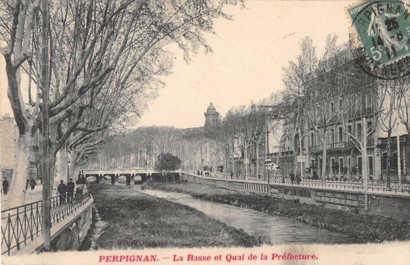 Carte postale ancienne Perpignan La Basse Et Les Quais De La Prefecture à Perpignan
