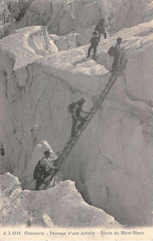 Carte postale ancienne Chamonix Passage D'Une Echelle Route Du Mont Blanc
