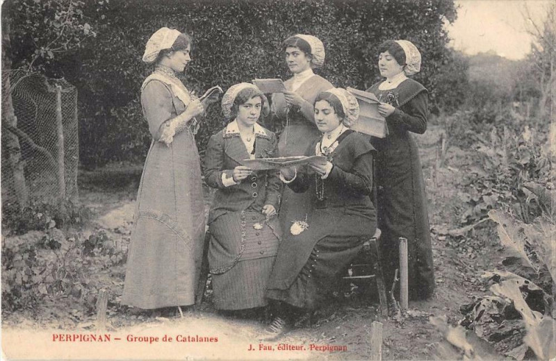 Carte postale ancienne Groupe De Jeunes Catalanes