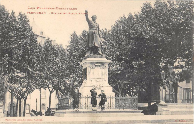 Carte postale ancienne Perpignan Statue Et Place Arago (dos non divisé) à Perpignan