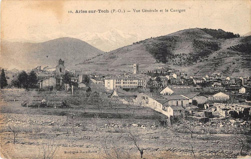 Carte postale ancienne Arles Sur Tech Vue Generale Et Le Canigou à Arles-sur-Tech