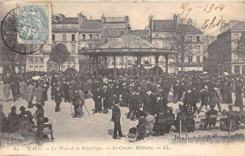 Carte postale ancienne Caen La Place De La Republique Le Concert Militaire (dos non divisé) à Caen