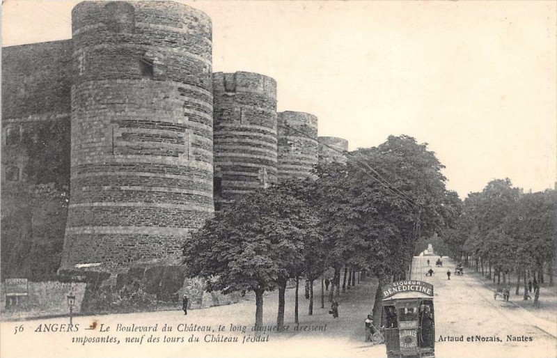 Carte postale ancienne Angers Le Boulevard Du Chateau à Angers