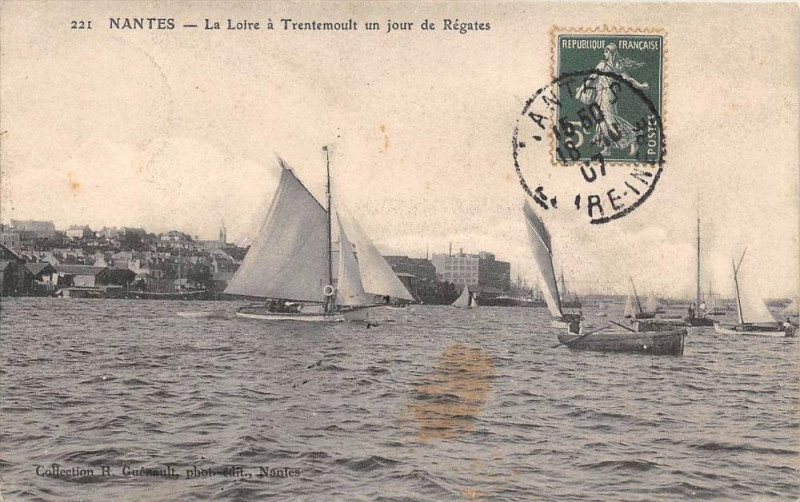 Carte postale ancienne Nantes La Loire A Trentemoult Un Jour De Regates à Nantes