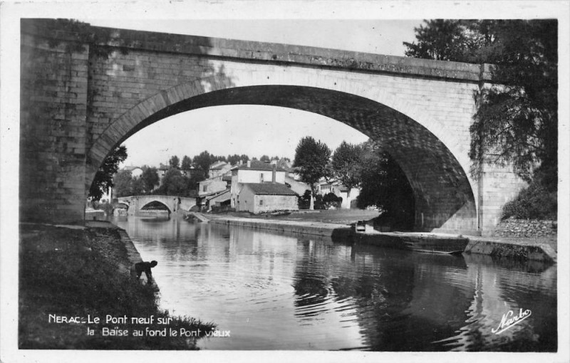 Carte postale ancienne Nerac Le Pont Neuf Sur Le Baise Au Fond Pont Vieux à Nérac