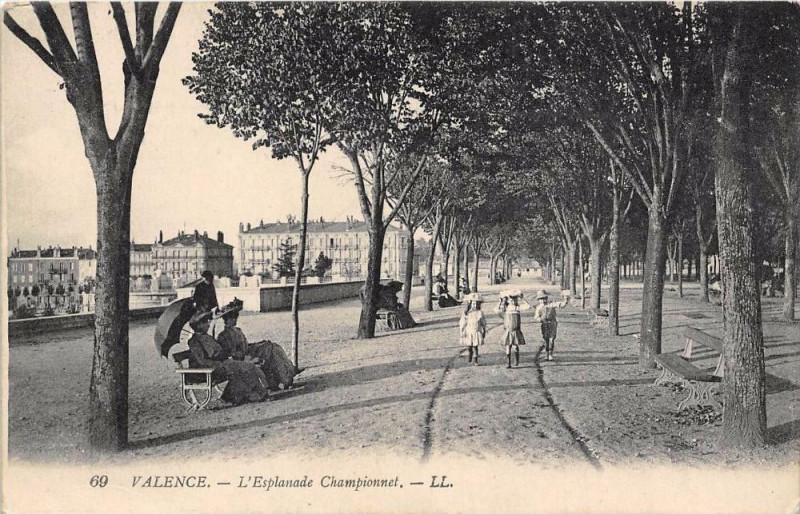 Carte postale ancienne Valence Esplanade Championnet à Valence