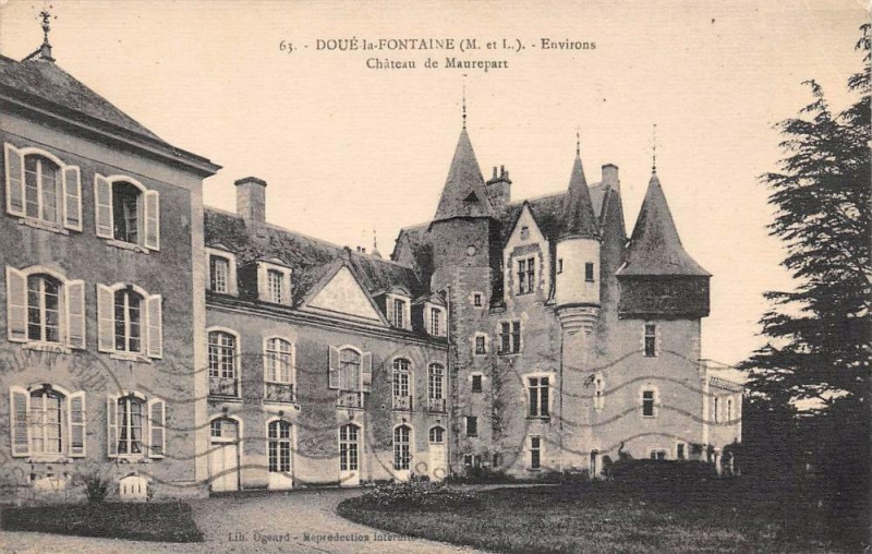Carte postale ancienne Doue La Fontaine Environs Chateau De Maurepart