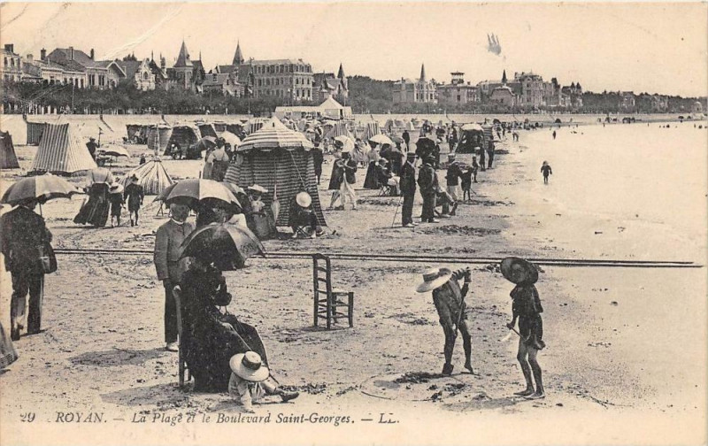 Carte postale ancienne Royan La Plage Et Le Boulevard Saint Georges à Royan