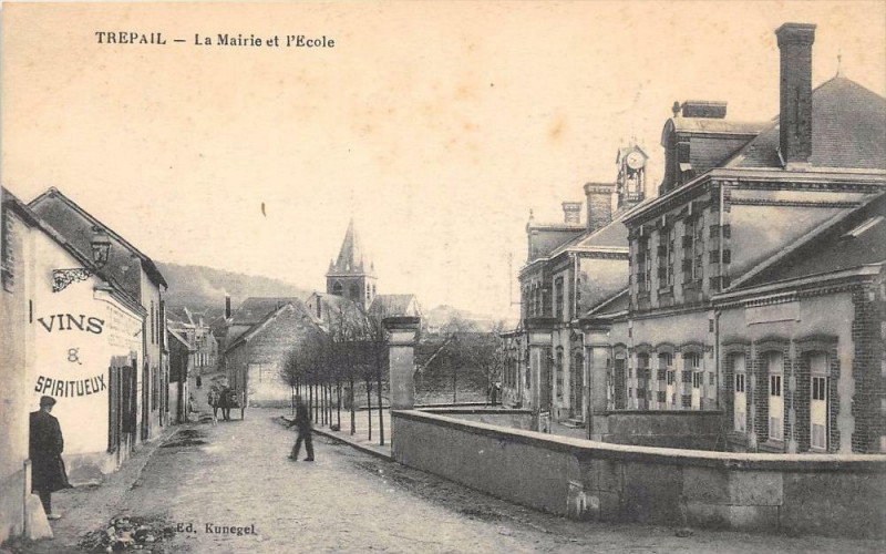 Carte postale ancienne Trepail La Mairie Et Ecole à Trépail