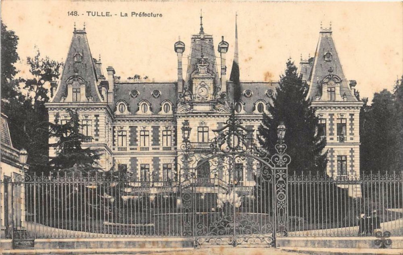 Carte postale ancienne Tulle La Prefecture à Tulle