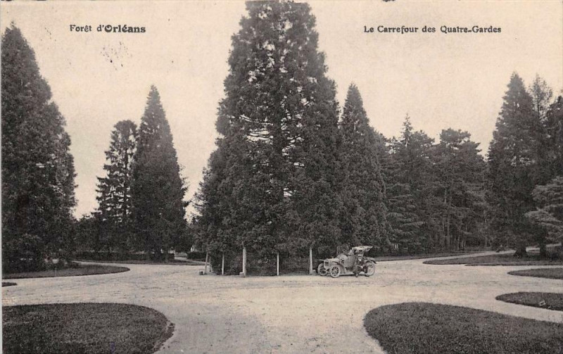 Carte postale ancienne Foret Orleans Le Carrefour Des Quatre Gardes à Orléans