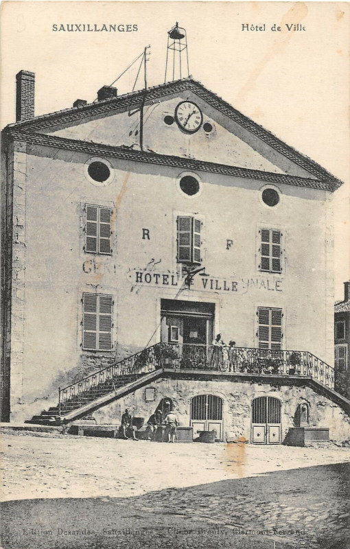 Carte postale ancienne Sauxillanges Hotel De Ville à Sauxillanges
