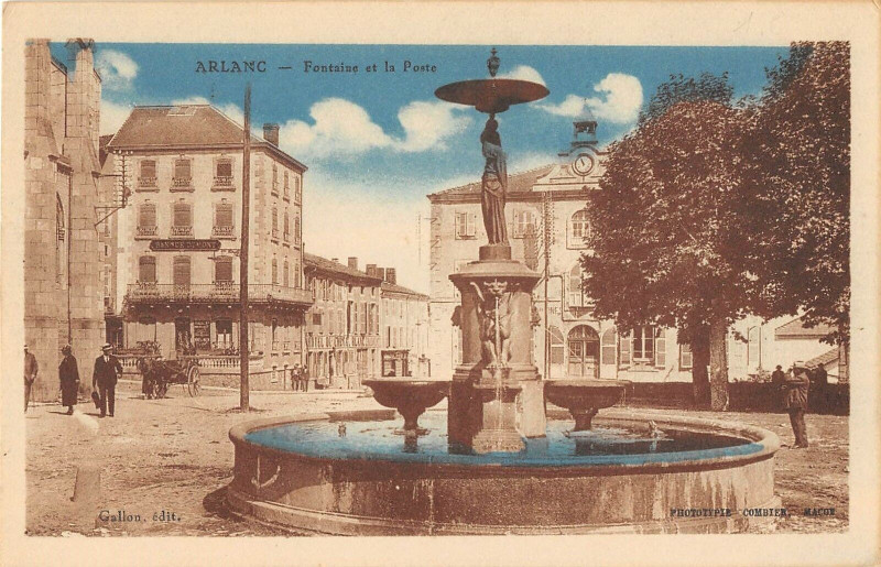 Carte postale ancienne Arlanc Fontaine Et La Poste à Arlanc
