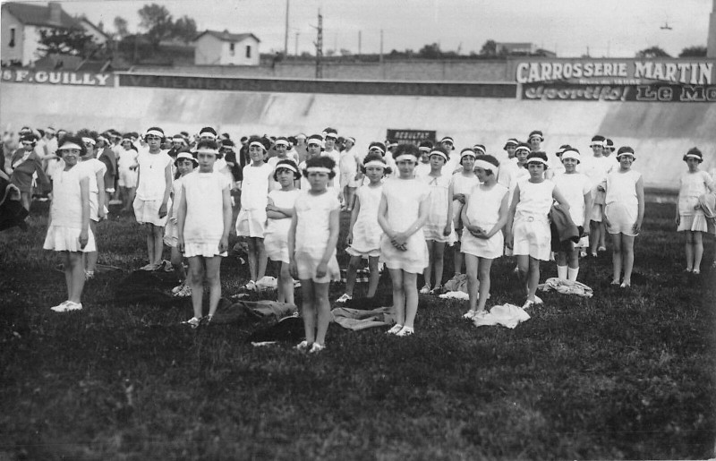 Carte postale ancienne Carte Photo Clermont Ferrand Au Verso Gymnastique Enfants à Clermont-Ferrand