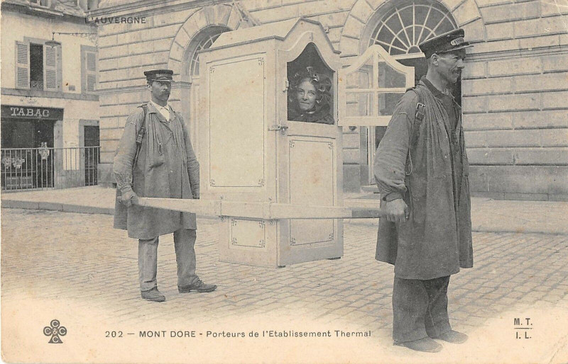 Carte postale ancienne Mont Dore Porteurs De L'Etablissement Thermal à Mont-Dore