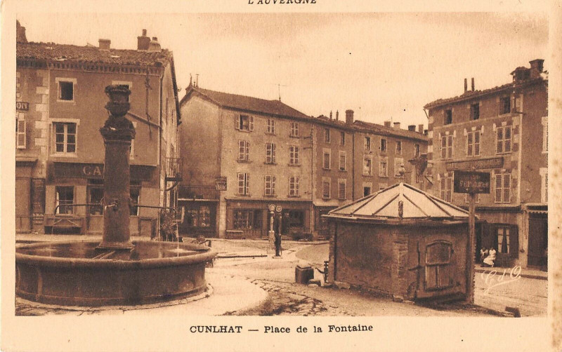 Carte postale ancienne Cunlhat Place De La Fontaine à Cunlhat