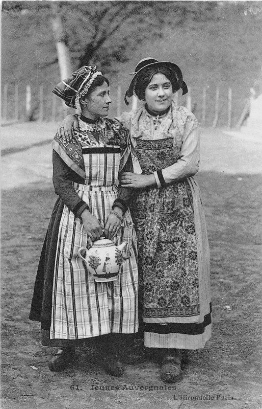 Carte postale ancienne Jeunes Auvergnates
