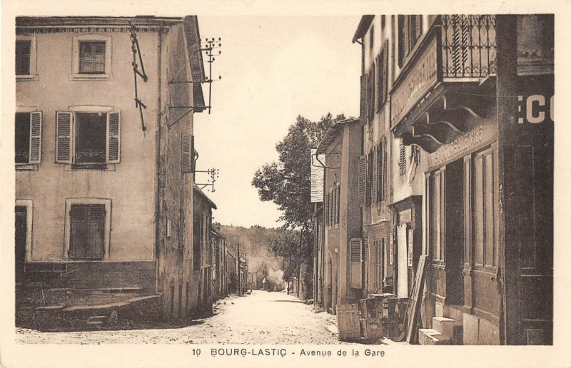 Carte postale ancienne Bourg Lastic Avenue De La Gare à Lastic