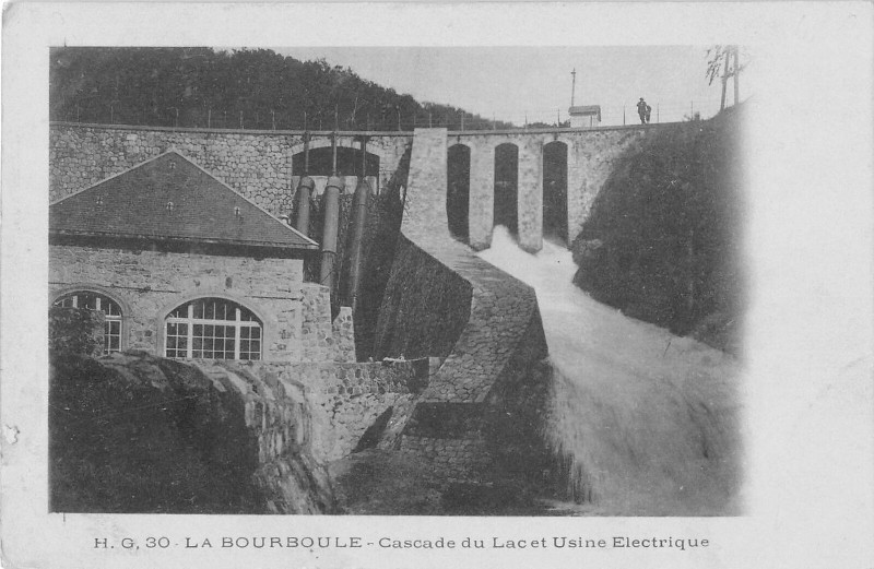 Carte postale ancienne La Bourboule Cascade Du Lac Et Usine Electrique  (dos non divisé) à La Bourboule
