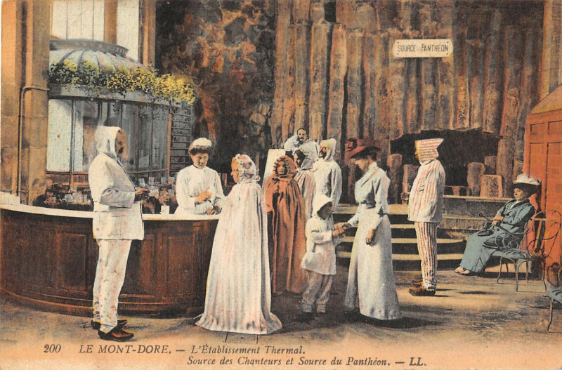 Carte postale ancienne Le Mont Dore Etablissement Thermal Source Des Chanteurs Source Pantheon à Mont-Dore