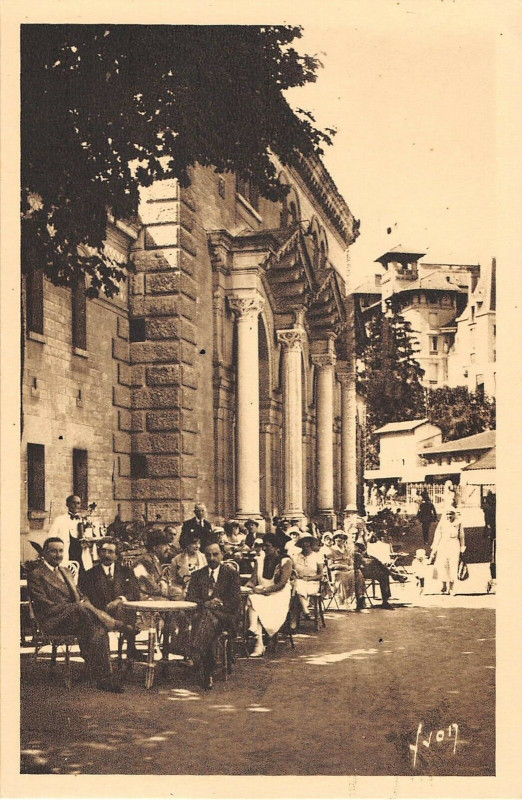 Carte postale ancienne Chatel Guyon Devant Les Grands Thermes
