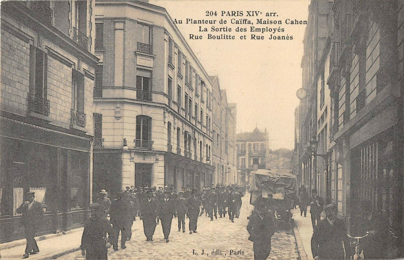 Carte postale ancienne Au Planteur de Caïffa, Maison Cahen - La Sortie des Employés - Rue Boulitte et Rue Joanès à Paris 14e
