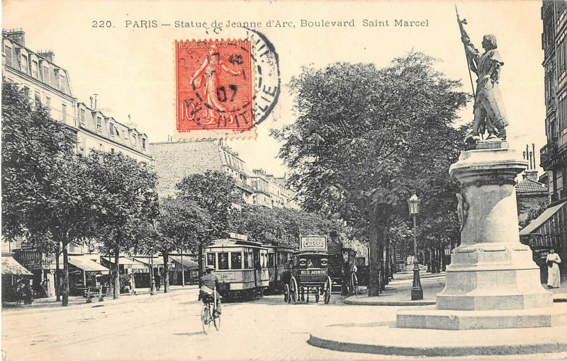 Carte postale ancienne Paris XIIIe Statue De Jeanne D'Arc Boulevard St Marcel à Paris 13e